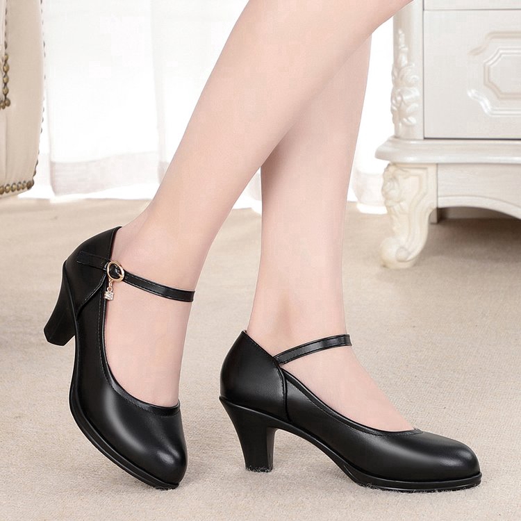 Giày cao gót nữ mũi nhọn bằng da màu đen