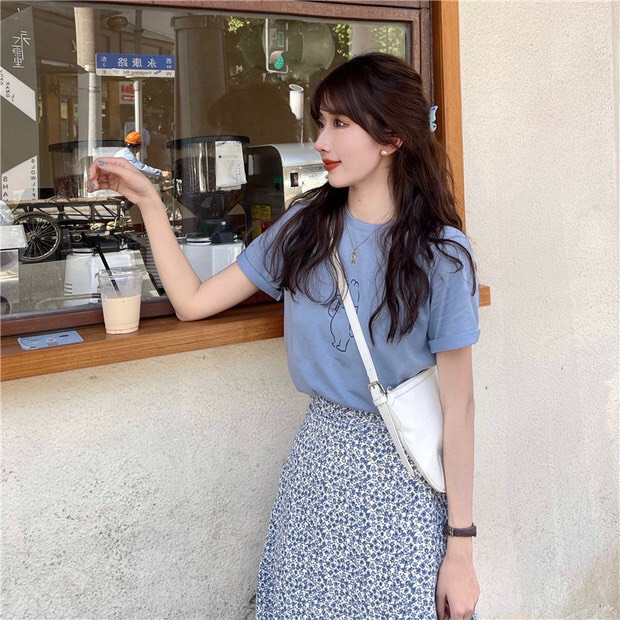 Set áo phông phối chân váy hoa nhí lụa dáng dài, phong cách nàng thơ hàn quốc 2202s02