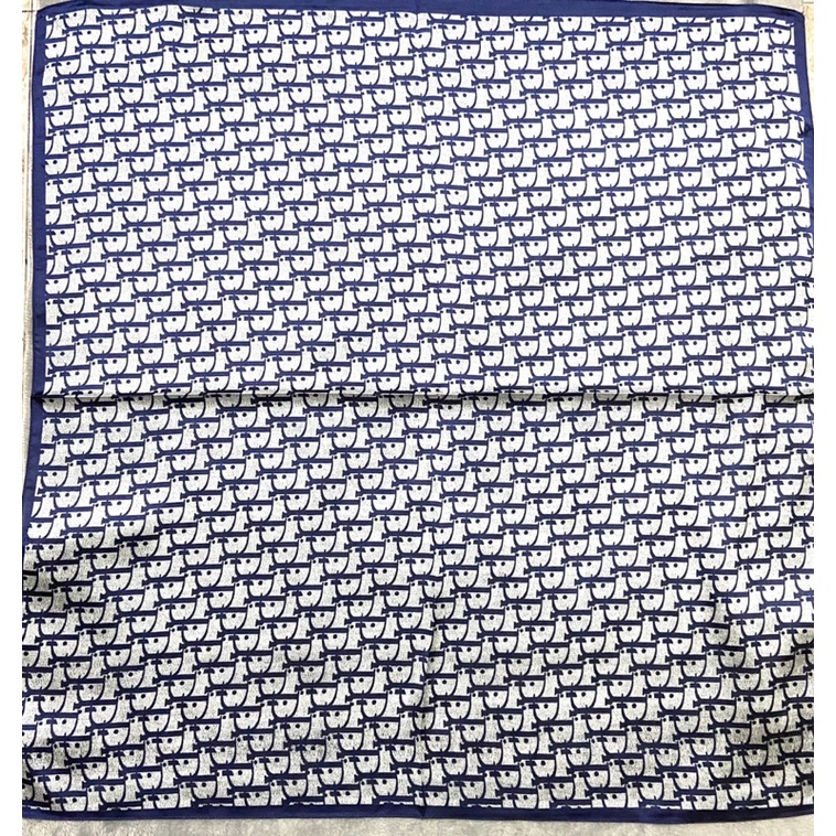 Khăn turban lụa vuông đa năng cột tóc size 70cm in hình chữ Di - Maben