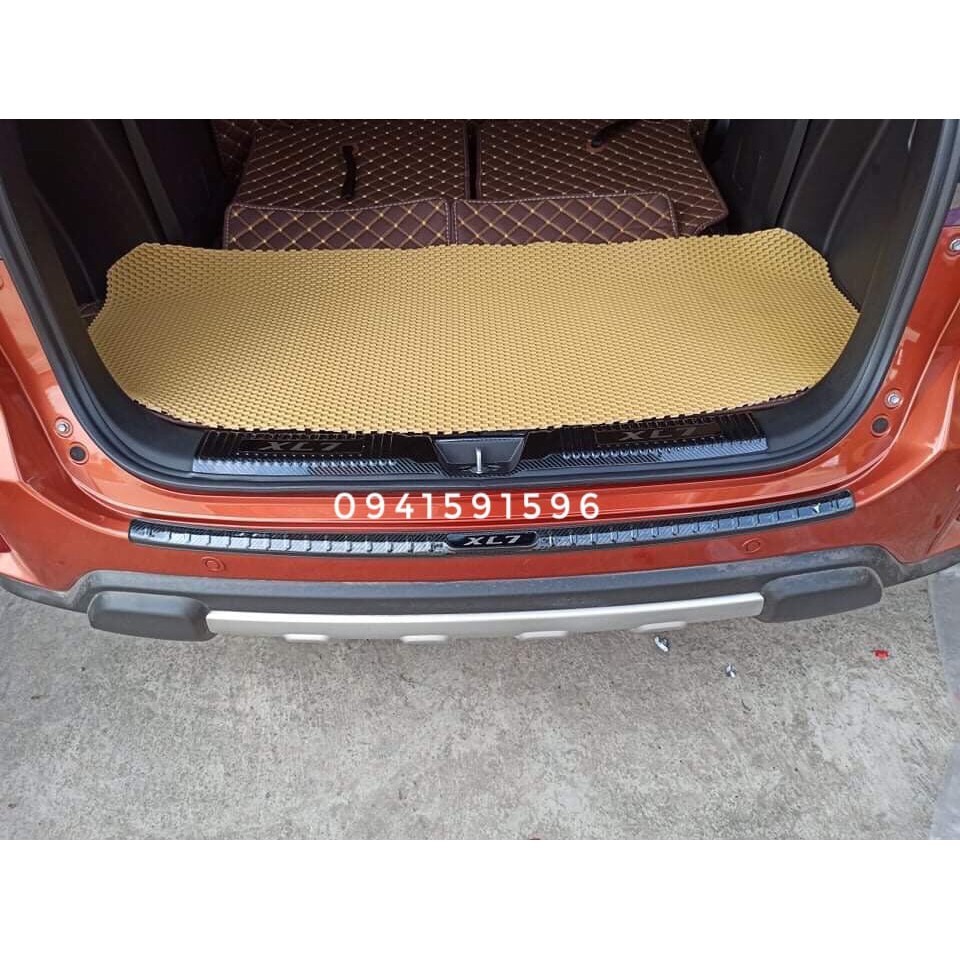 Nẹp cốp, chống trầy cốp xe Suzuki XL7 2019 2020 2021 2022 Mẫu Carbon