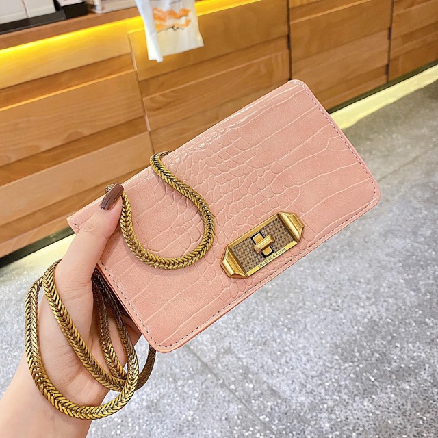 Túi đeo chéo nữ dây xích vàng SAKA DC145