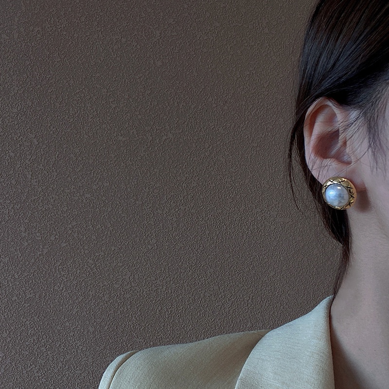 Khuyên Tai Hình Nút Áo Đính Ngọc Trai Phong Cách Cổ Điển Thanh Lịch Dành Cho Nữ