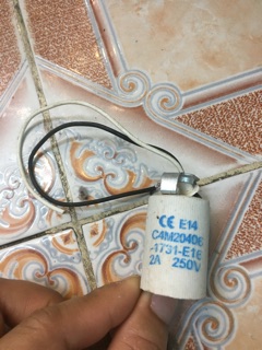 Đui đèn xoáy sứ E14 liền dây có cầu