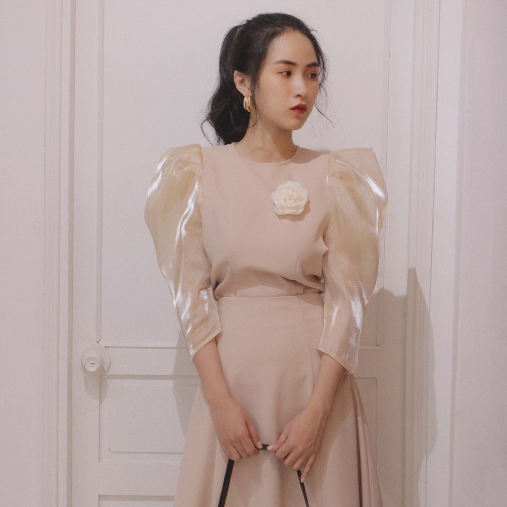 KIOBI – Áo kiểu Ivy form ôm cổ tròn, chiết ben eo, tay xếp phồng organza nhũ, vạt bầu, vải cotton bố be - KIA19112B