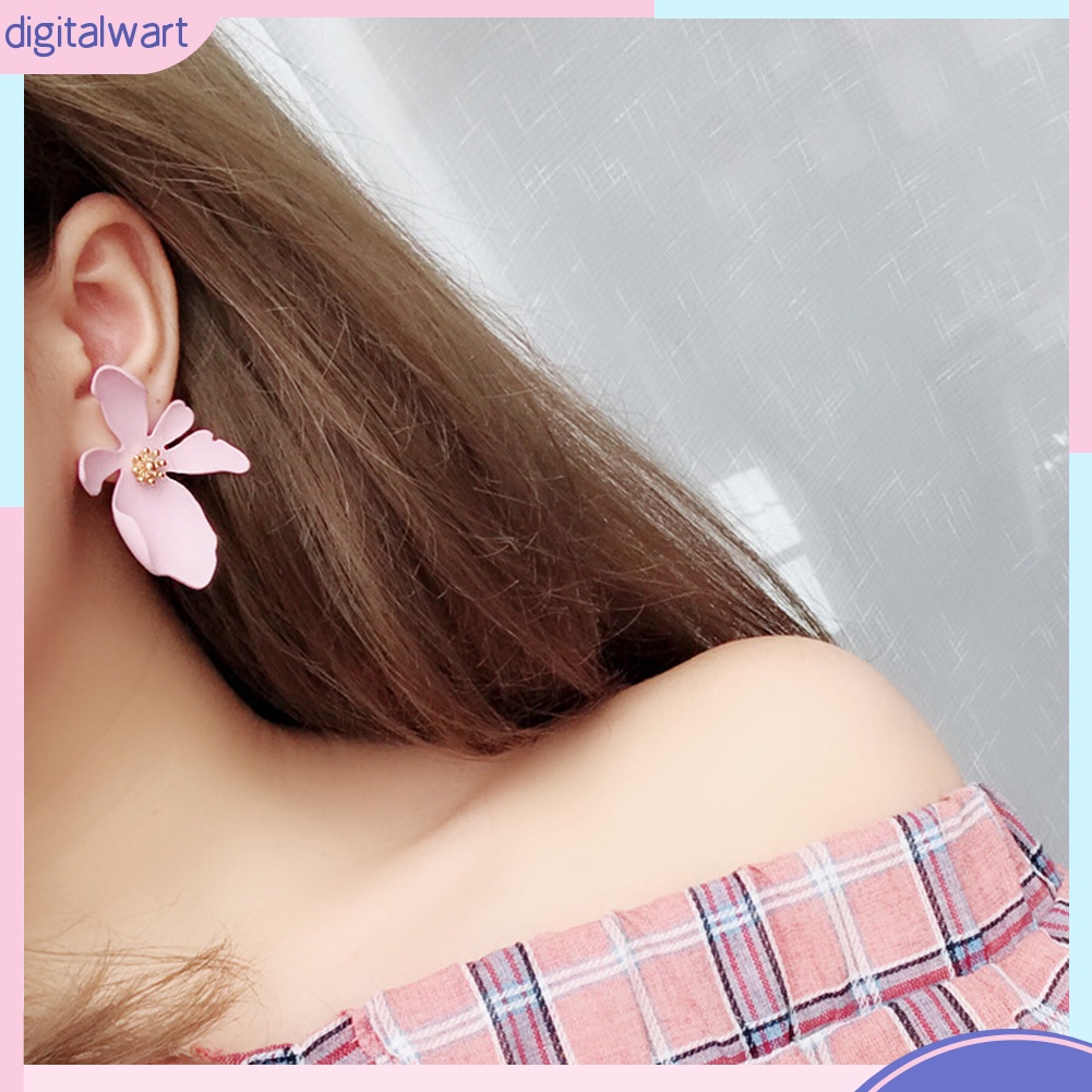 Đôi Bông Tai Hình Hoa Cúc Bằng Kim Loại Thời Trang Cho Nữ