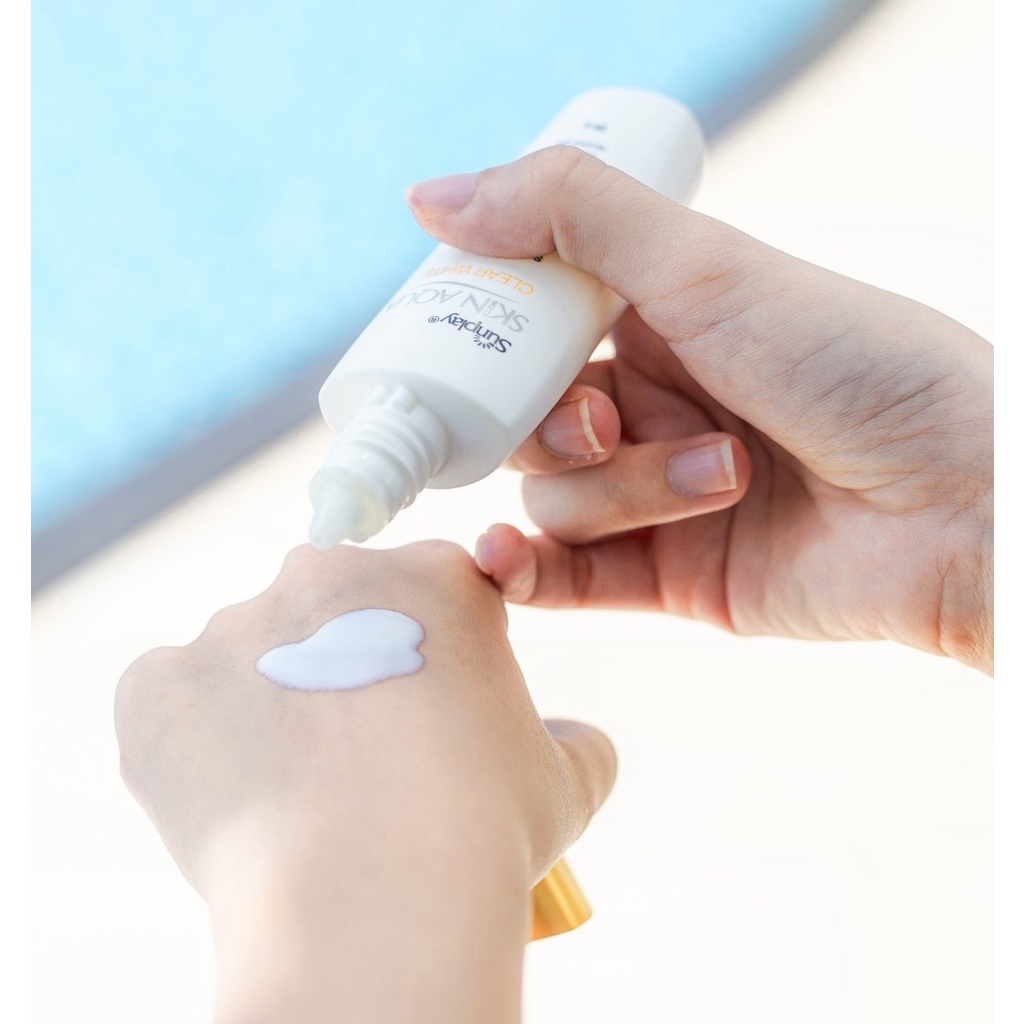 Sunplay Skin Aqua Clear White SPF50+, PA++++: Sữa chống nắng dưỡng da trắng mịn