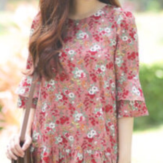 Đầm suông lai hồng đỏ tay loe