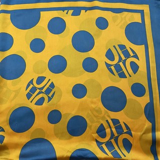 Khăn lụa vuông chấm bi size 90x90.