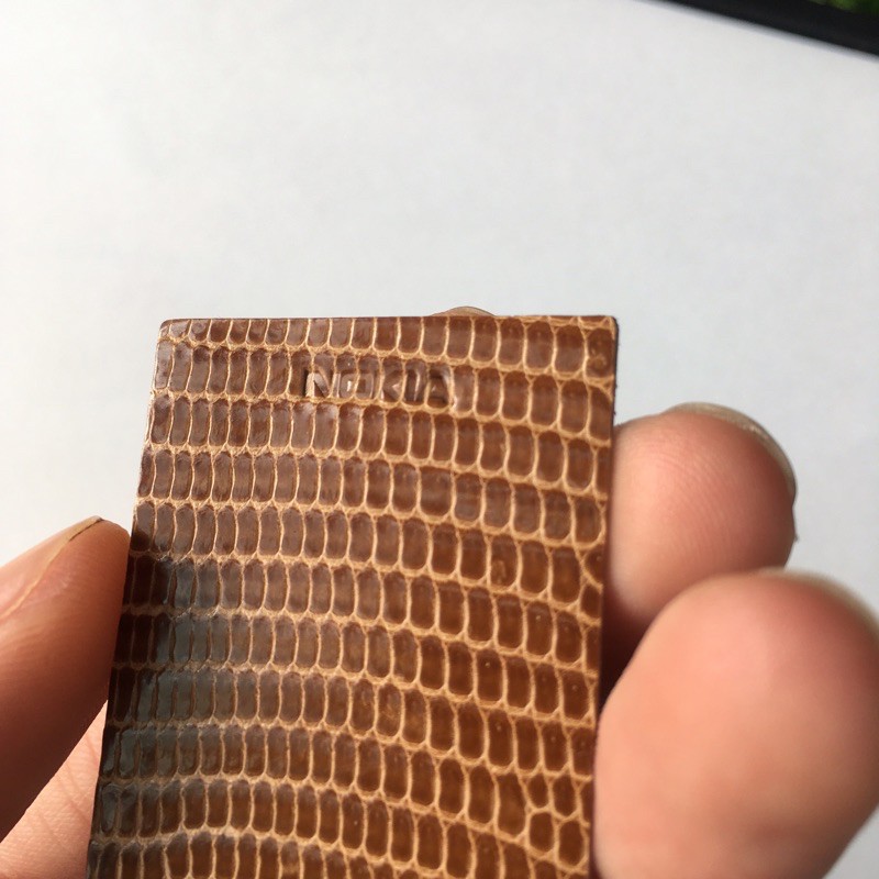 Miếng dán da nokia 8800 da kỳ đ.à xịn màu nâu gold