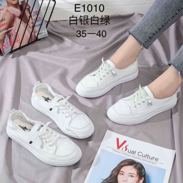 Giày slip on có dây buộc màu trắng tiện lợi