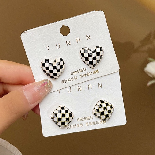 Khuyên Tai Hình Bàn Cờ Vua Và Trái Tim Độc Đáo