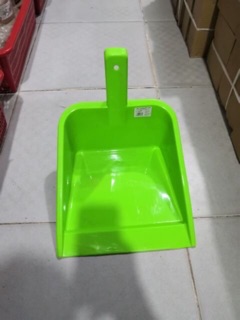 Ky hốt rác nhựa cầm tay cán ngắn giao màu ngẫu nhiên