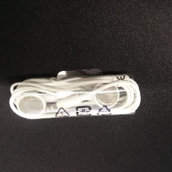 Tai nghe nhét tai tặng kèm ốp lưng cao cấp