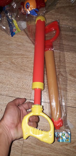 Một chiếc ống xịt nước bằng nhựa dài 36cm