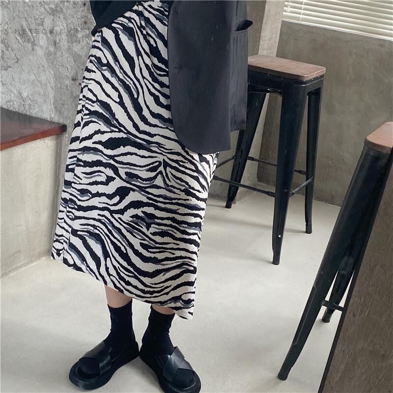 Đầm hai dây dáng dài cổ chữ V dáng rộng phong cách cổ điển | BigBuy360 - bigbuy360.vn