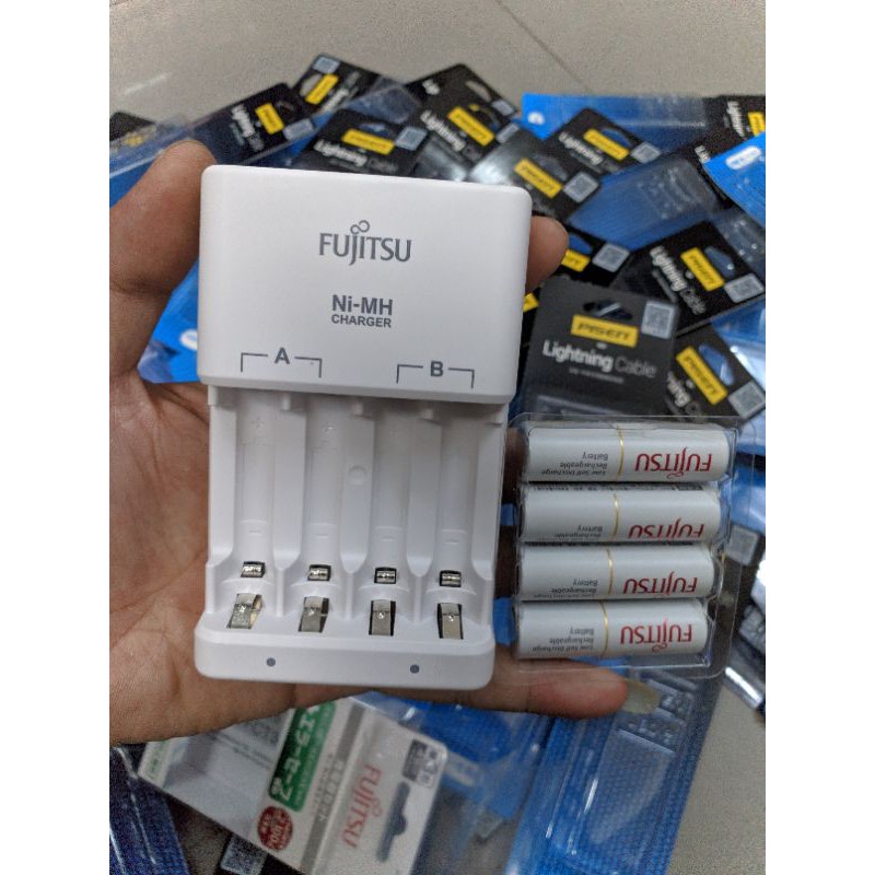 Bộ sạc AA Fujitsu kèm 4 pin AA 1900mAh Chính Hãng