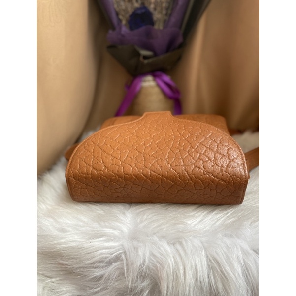 Túi đeo chéo da mộc dập vân