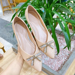 Giày búp bê nữ đế bằng Bánh Bèo mũi nhọn da bóng nơ đá màu đen và kem