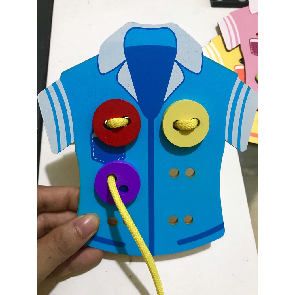 Bộ Tập Khâu Cúc Áo Bằng Gỗ Rèn Luyện Kỹ Năng Sống Tự Lập Theo Phương Pháp Montessori ( 1 Chiếc )