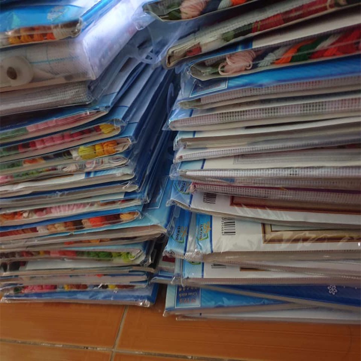 Tranh thêu đồng hồ trái dâu A747 - kích thước: 81 * 55cm.