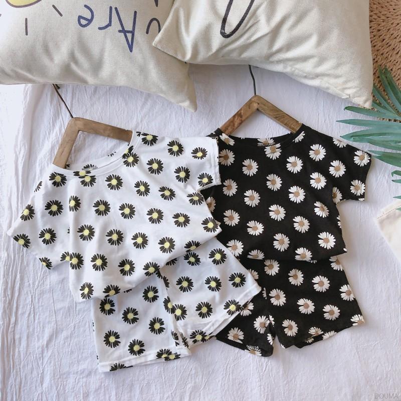 Bộ áo thun tay ngắn in hoa cúc và quần đùi cho bé gái