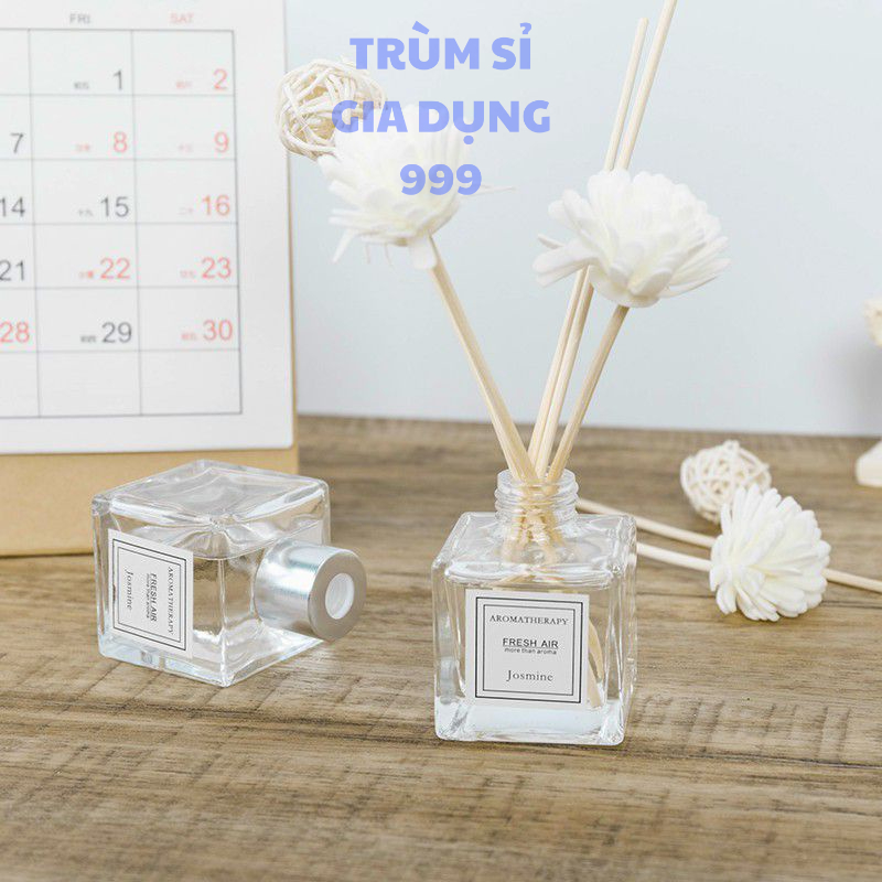 Chai tinh dầu thơm để phòng, bàn làm việc màu trắng, nước hoa để bàn làm việc