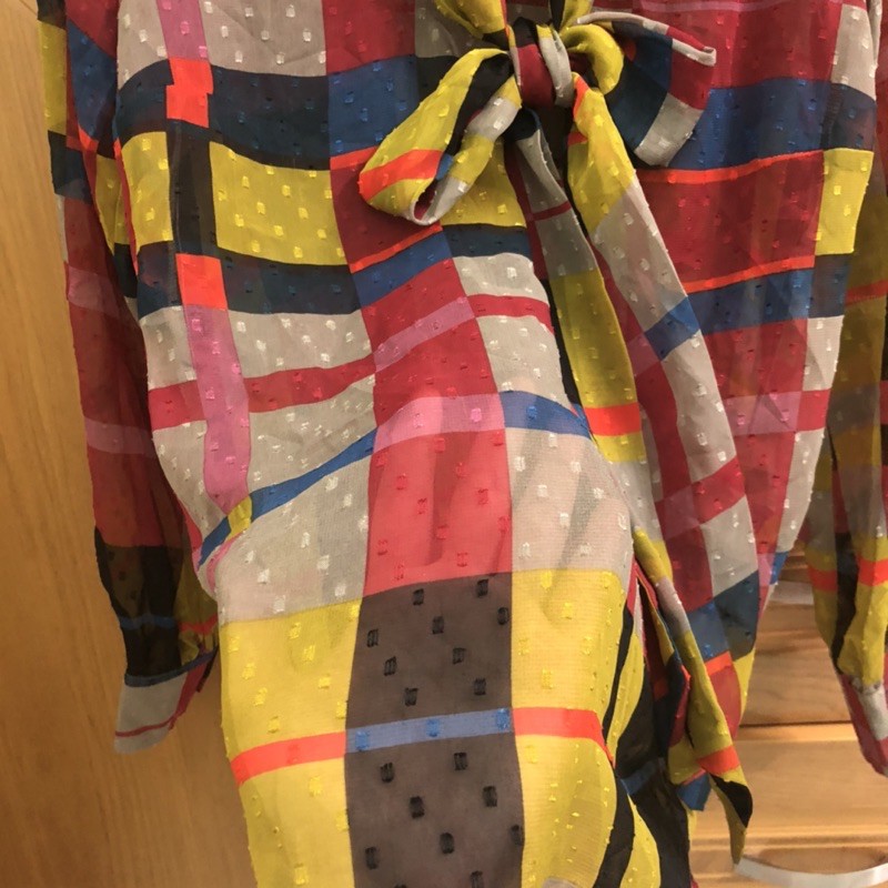 Áo Sơ Mi Voan Kính Xốp Jessica Simpson Nơ Cổ Tay Dài Mangsette Caro Ngũ Sắc