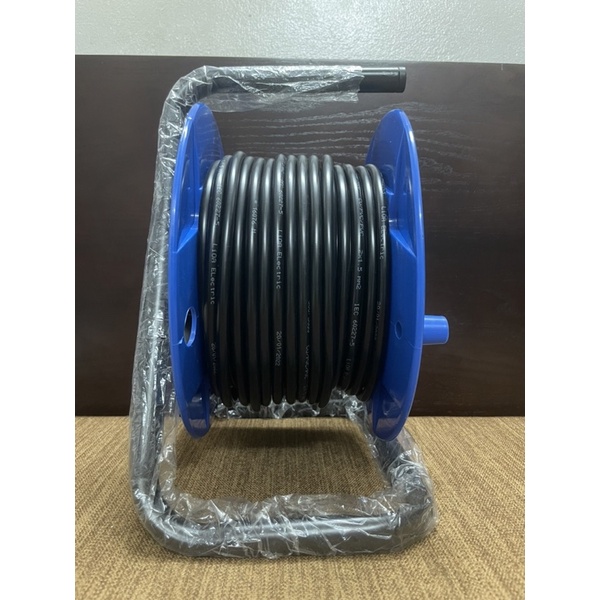 Ổ Cắm Kéo Dài Quay Tay Kiểu Rulo LiOA 30m QT30-2-15A Và QT30-3-15A Xách Tay Quay Tròn