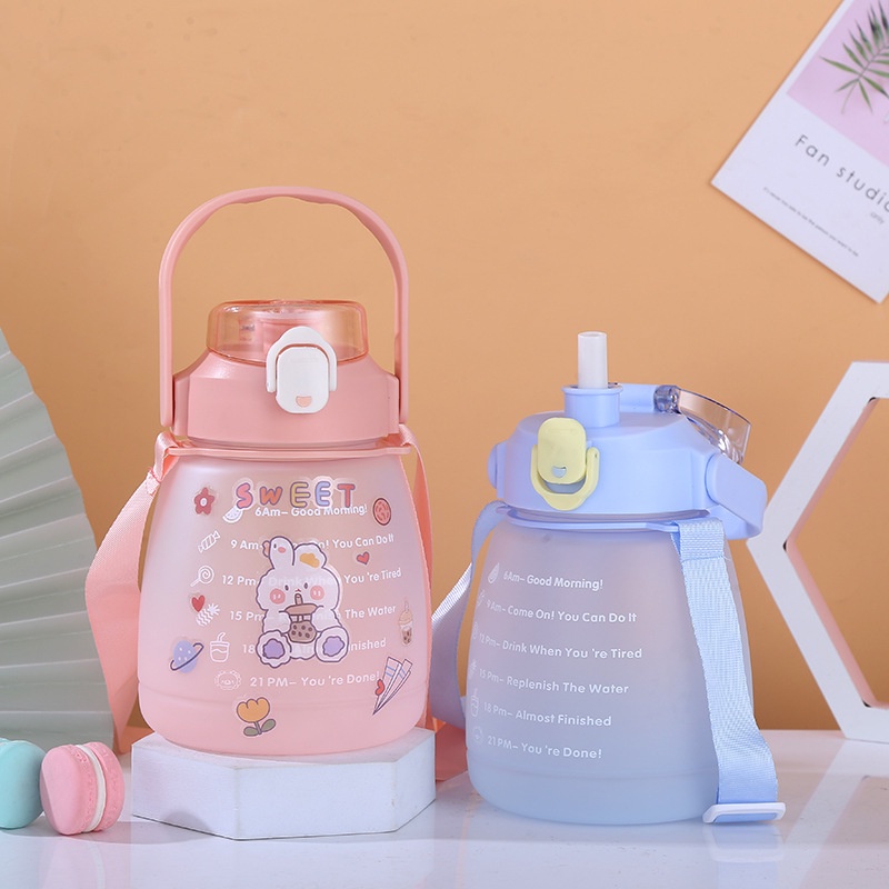 Bình Đựng Nước Uống 1.3L MÀU Có Quai Và Ống Hút Bằng Nhựa Kèm Dây