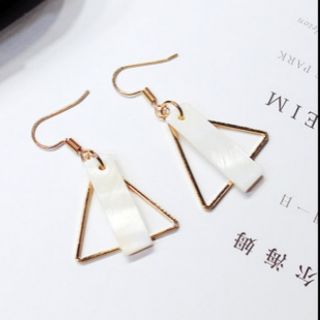 Bông tai tam giác hình trắng