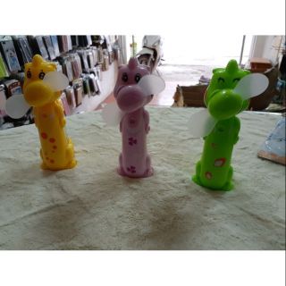Quạt mini kèm phun sương dùng pin tiểu dễ thay