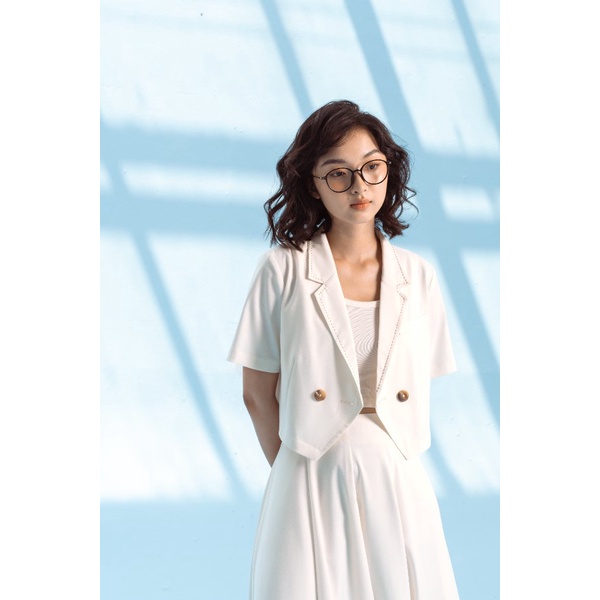 Áo Blazer croptop trắng và chân váy 8 mảnh dáng xòe cạp chun trắng MADELEN