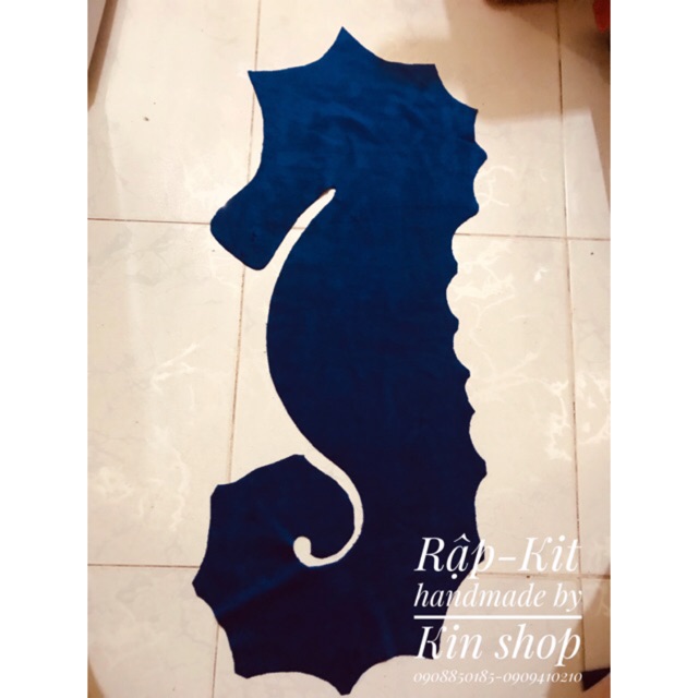 Kit gối ôm cá ngựa handmade bao gồm hình đã được cắt sẵn kèm bông gòn, kim chỉ khách về may ráp thành phẩm