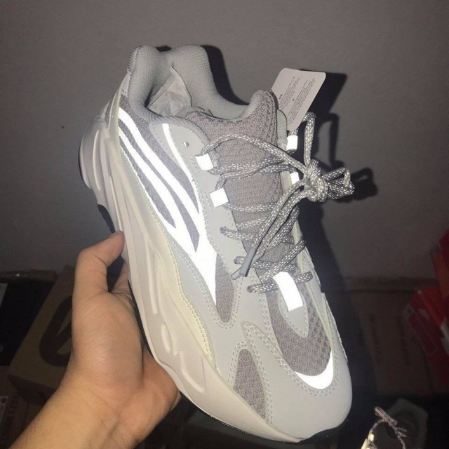 Giày thể thao Yz Boost 700