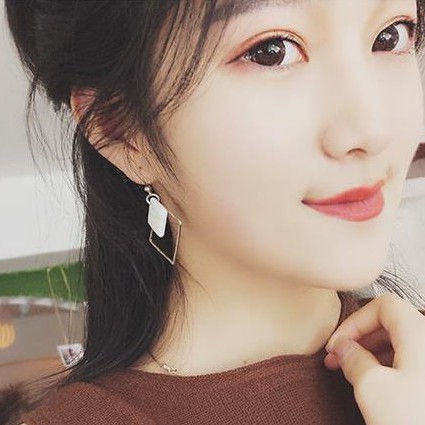 Bông tai trắng hình vuông Hàn Quốc