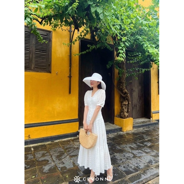 ĐẦM MAXI TRẮNG XÔ CỔ V NÚT BỌC