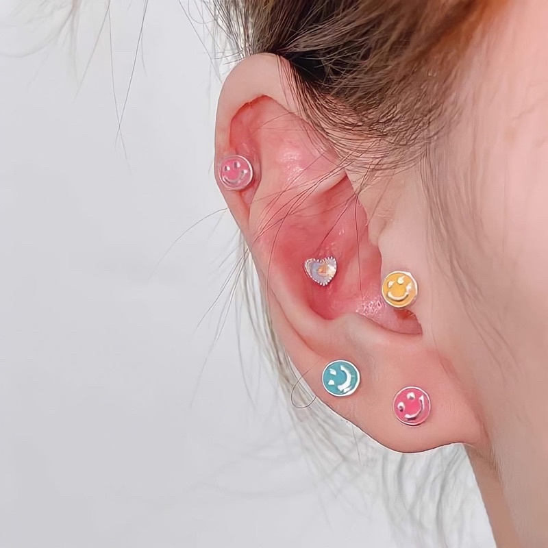 1 chiếc khuyên tai mặt cười dễ thương