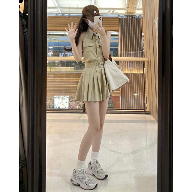 Set áo croptop cổ trụ + chân váy xếp ly kaki kèm nịt oder taobao