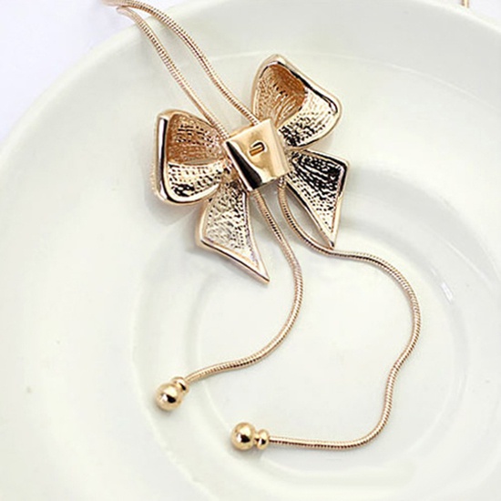 Dây chuyền tạo hình chiếc nơ đính đá và ngọc đẹp mắt