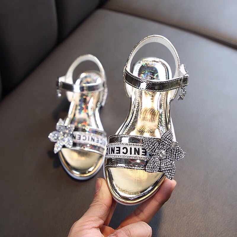 Sandal cho bé gái có gót da bóng có hoa đá ở quai mã mới yy1917