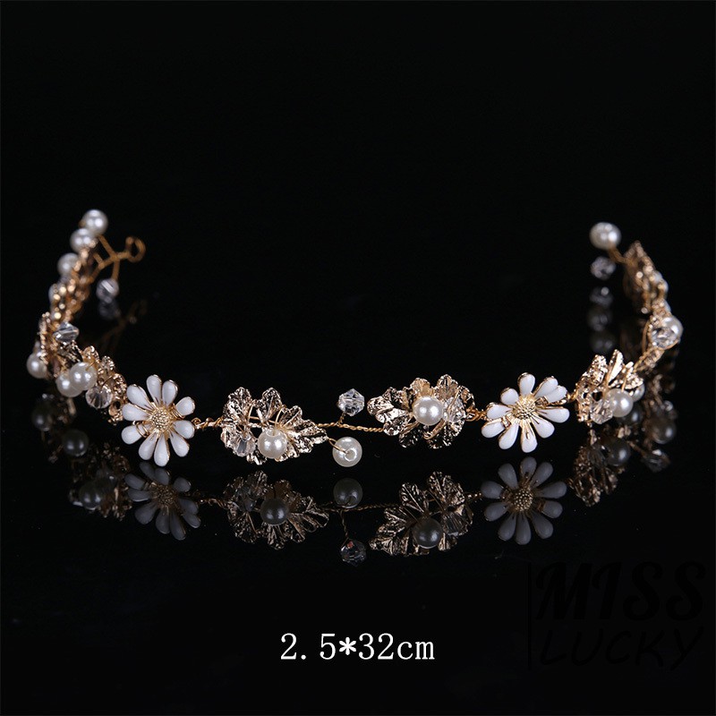 Cài tóc phối hoa thiết kế thanh lịch cho cô dâu