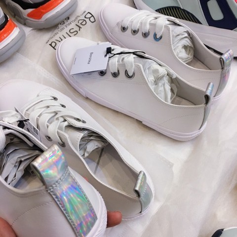 [SẴN] GIÀY THỂ THAO NỮ TRẮNG ĐIỂM NHẤN GALAXY BERSHKA TRAINERS WITH IRIDESCENT DETAIL