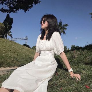 Đầm trắng bẹt vai