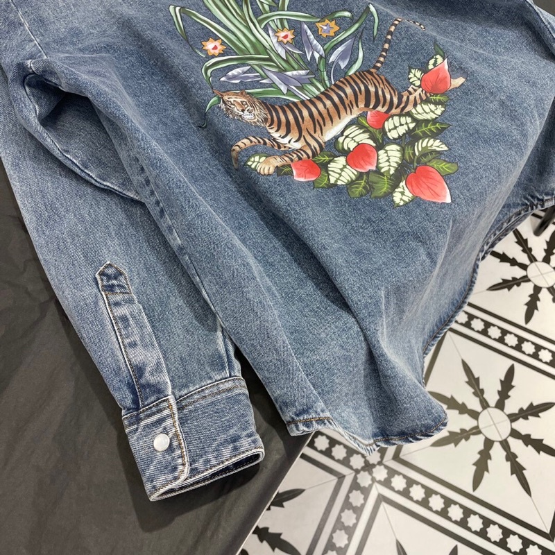 Áo khoác denim cao cấp chữ thương hiệu Gucci GG/GC hoạ tiết con hổ phía sau áo
