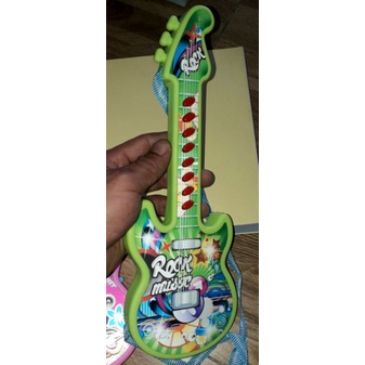 Một chiếc đàn ghita mini bằng nhựa có 2 chế độ dài 28cmx Rộng 10cm tặng kèm pin