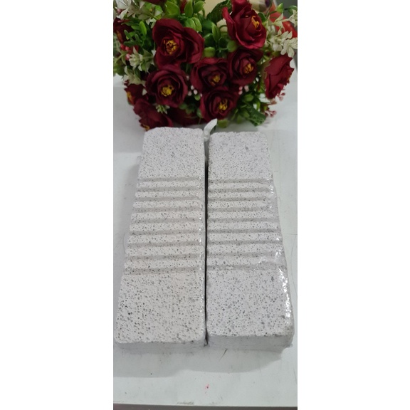 Đá và xốp chà gót chân.