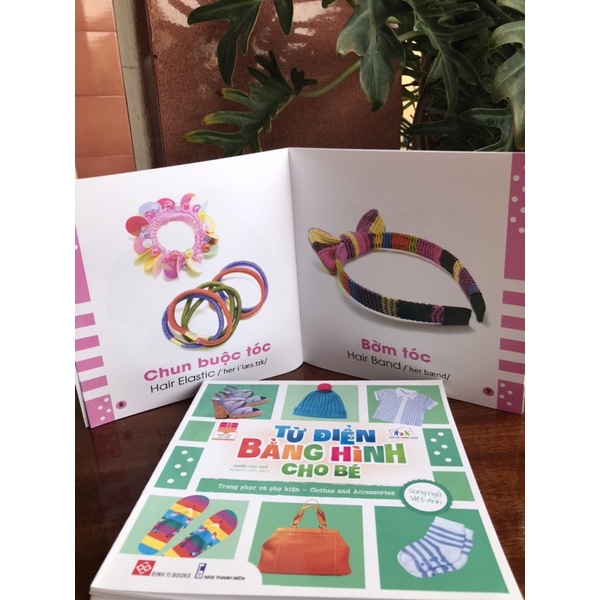 Sách - Từ điển bằng hình cho bé Trang phục và phụ kiện - Clothes and Accessories - dành cho trẻ từ 0-6 tuổi