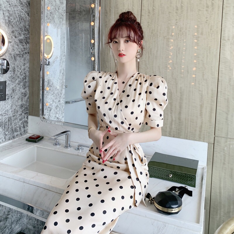 Váy lụa chấm bi