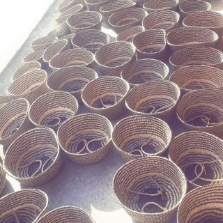 Giỏ cói tự nhiên đen trắng xiên ngang có các loại size 20,25,26,27,28,30,32,34,35