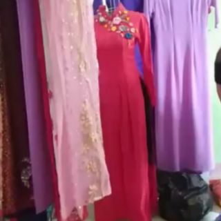 Com 9 áo dài đính đá và thêu hoa